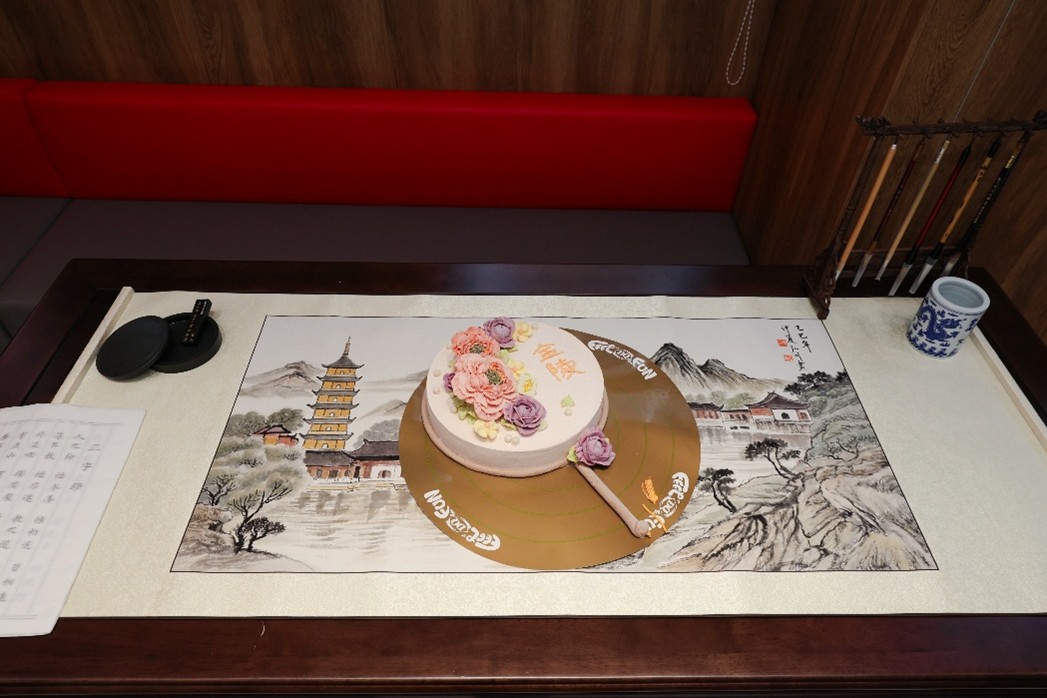 图为DQ南京限定款手工裱花蛋糕【扇韵】（记者 杨溢仁摄）