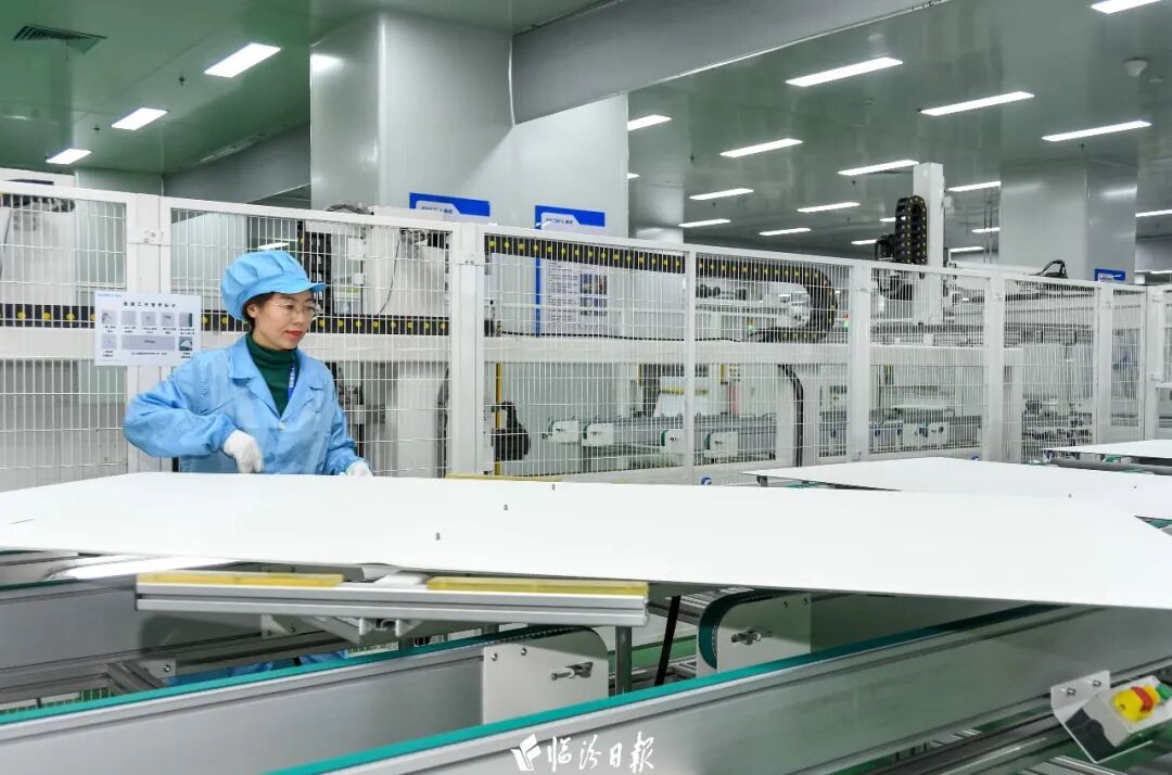 临汾晶旭新能源科技有限公司工作人员在加工光伏组件。本报记者 闫锐鹏 摄