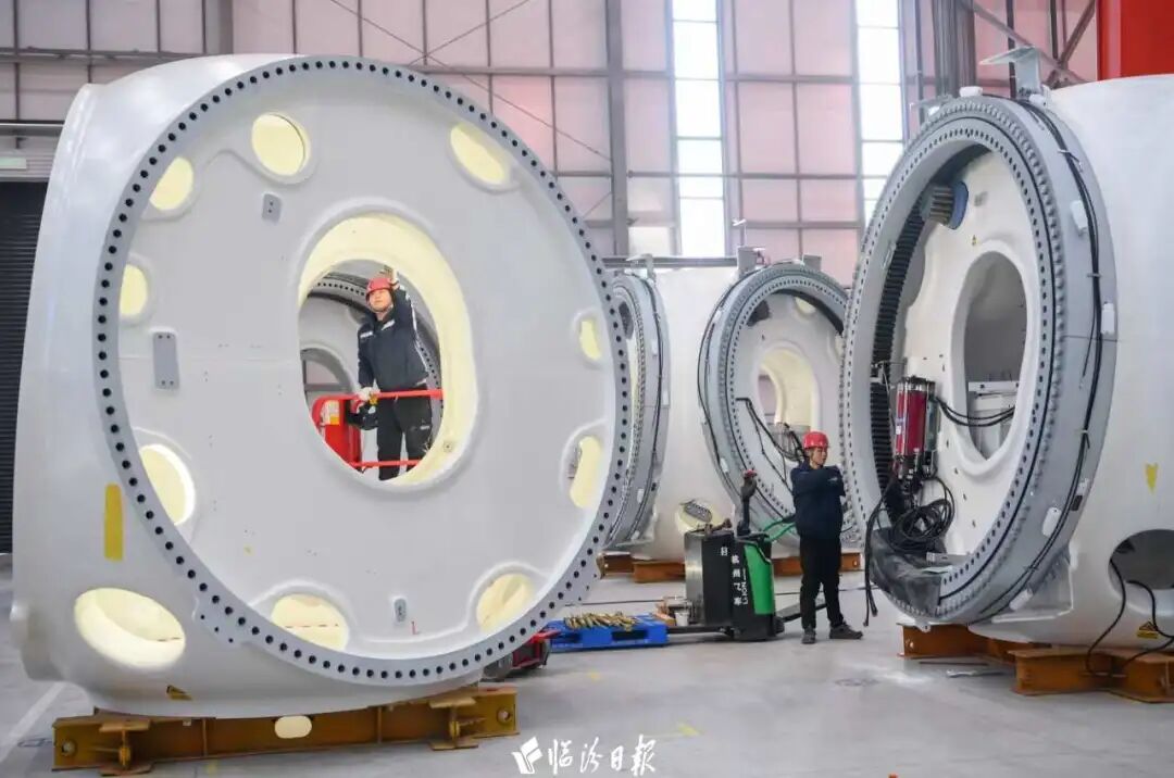 位于襄汾经济技术开发区的山西运达智能风机装备制造襄汾基地，工作人员在装配线作业。本报记者 闫锐鹏 摄