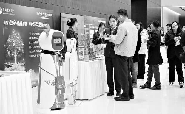 工作人员向观众介绍数字人民币交易应用场景。本报记者 刘平 摄