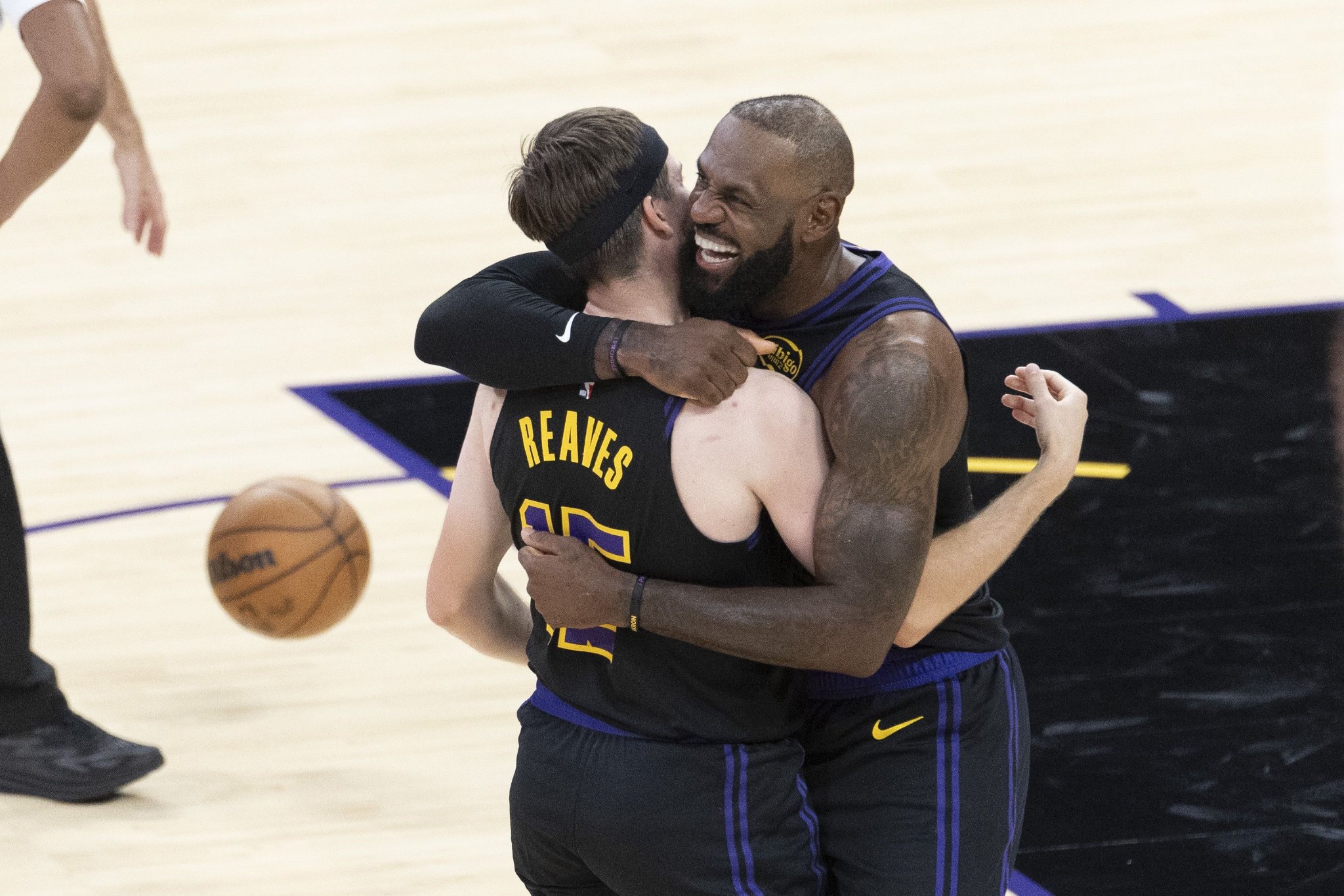 岁月不饶人！里夫斯送抛传 詹姆斯底线起飞但空接失败了