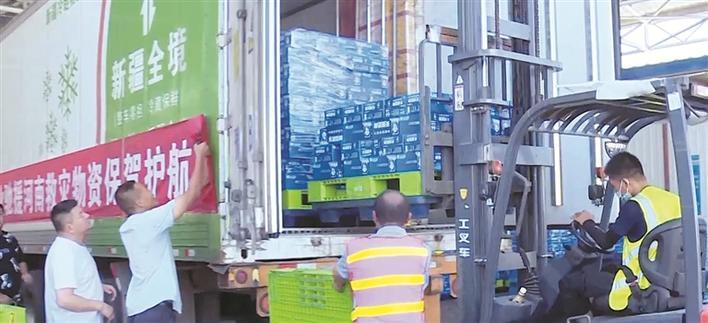 河南遭遇特大暴雨灾害期间，天润乳业紧急调集价值50余万元的乳制品物资火速驰援（资料图片）。 据本报资料库