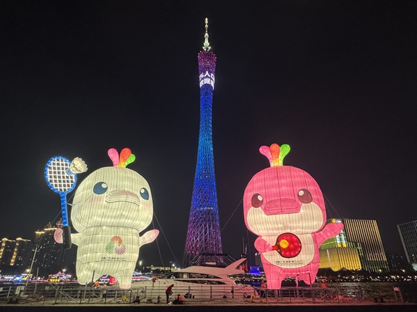 广轻控股集团专业景观设计制作团队在海心沙打造的大型彩扎吉祥物悬浮装置