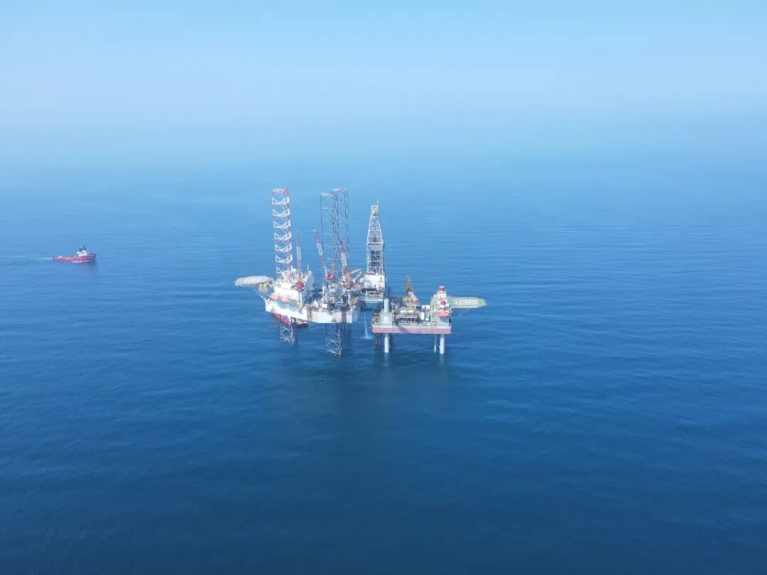 位于北部湾涠洲12-8东区的洛克石油海上钻井平台