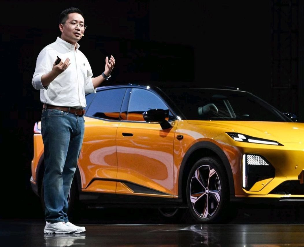 车展季·大咖说丨背靠长安不拼制造，深蓝汽车董事长邓承浩：下一轮竞争拼“真需求”