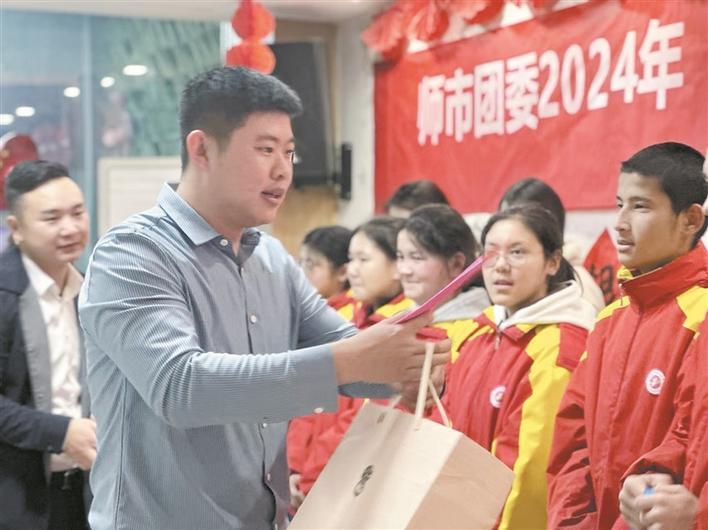 在八师石河子市团委举办的2024年“我的新年愿望”圆梦行动中，张迪为学生们捐赠物品（资料图片）。 高子懿 摄