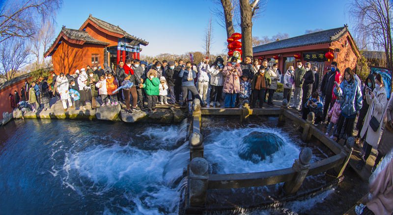 清照泉城·明水古城里喷涌若轮的墨泉。