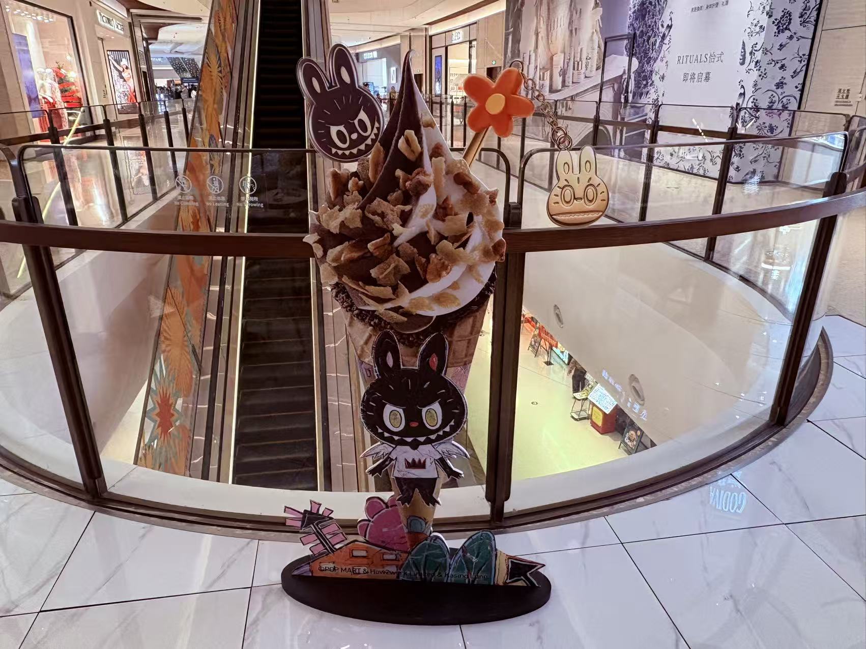 图为GODIVA跨界携手泡泡玛特旗下人气IP，推出了GODIVA×LABUBU联名冰品（记者 杨溢仁摄）