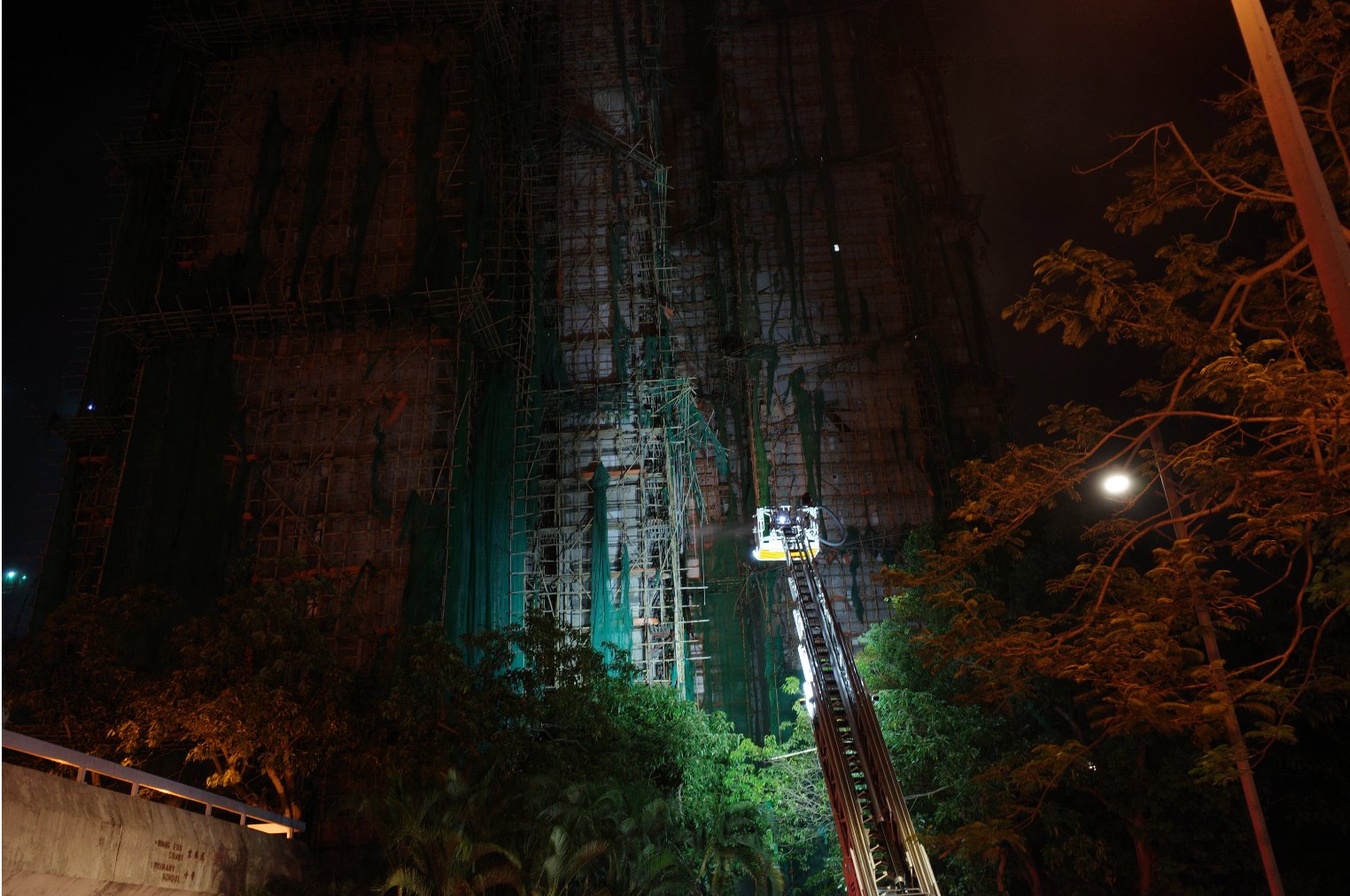 暂停施工的宏福苑社区楼栋。（图源：时代周报记者 傅一波/摄）