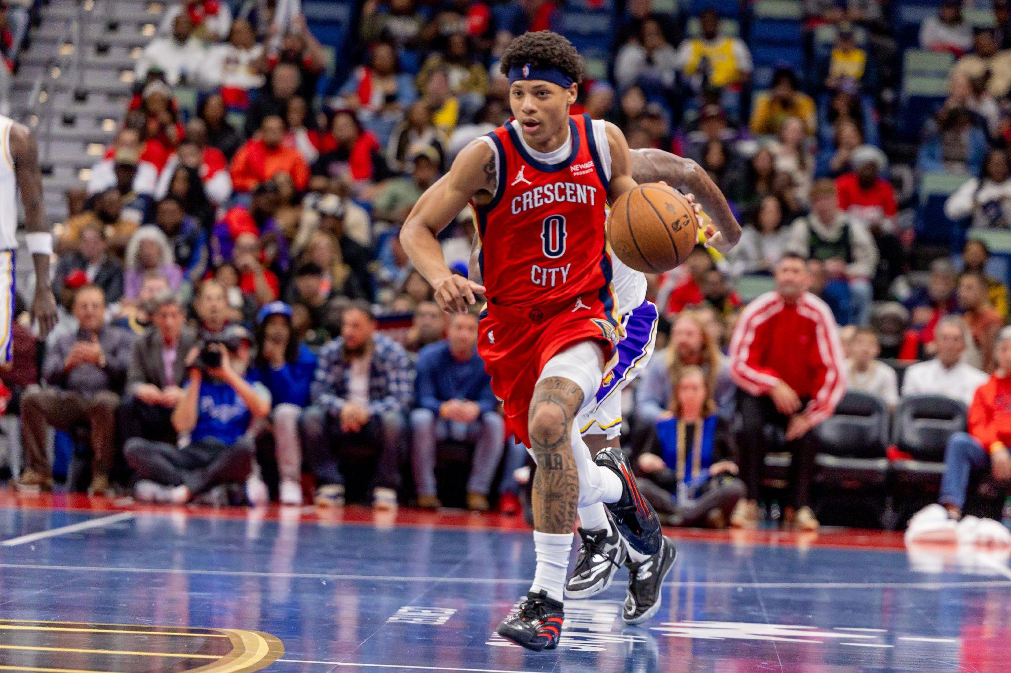 传切到位！费尔斯弧顶击地妙传 墨菲溜底线双手暴扣&还荡秋千！