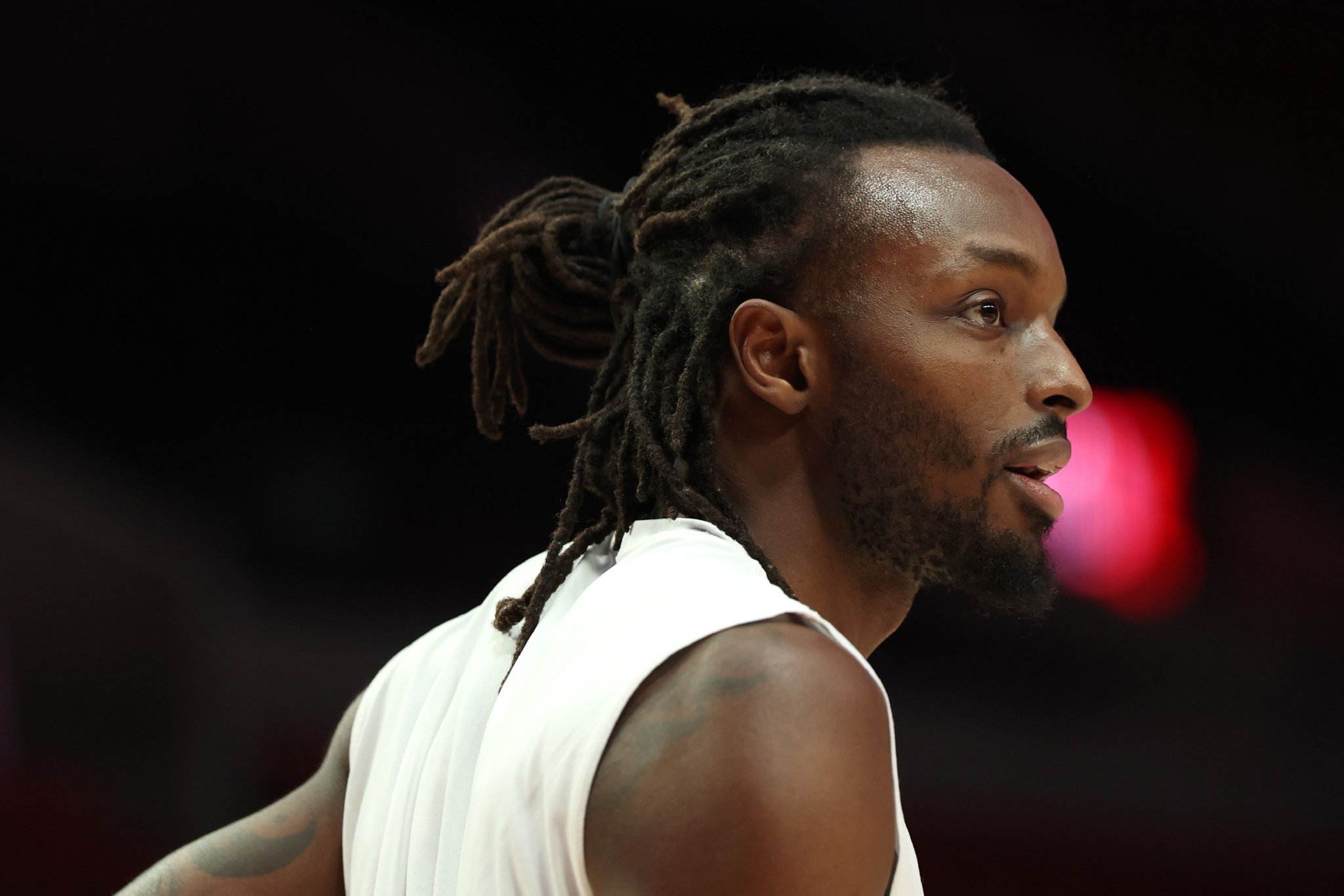 暗渡陈仓！格兰特底线突破 迎着2人防守单臂暴扣震起替补席