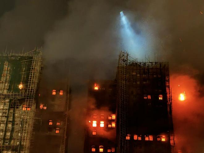 火灾现场无人机在照明 图片来源：财联社记者/摄