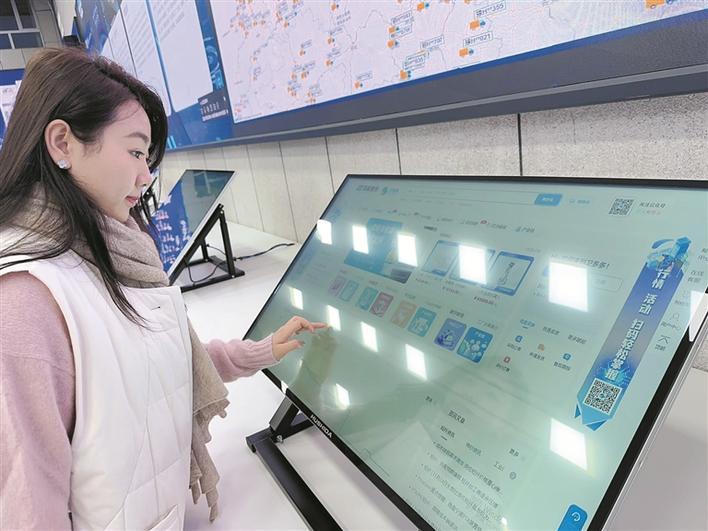 11月25日，国联股份新疆数字经济总部内，运营专员岳秉慧通过数字化大屏，查看跨境贸易相关数据。 兵团日报常驻记者 冯晓玲 摄