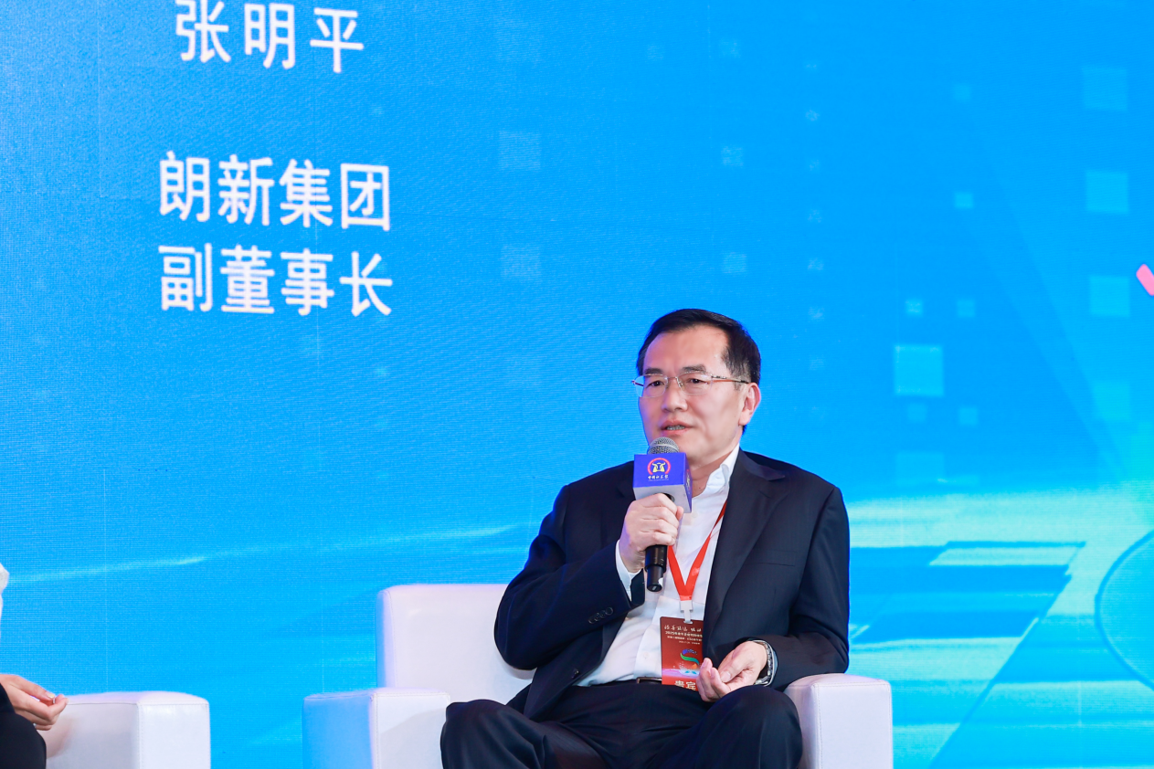 朗新科技集团副董事长张明平参与圆桌论坛分享（来源：中国证券报）