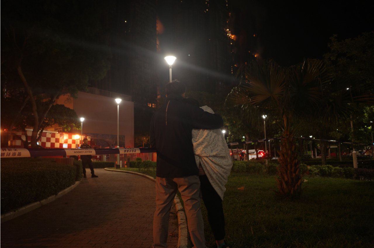 因自家房屋受灾，一户居民正在相互安慰。（图源：时代周报记者 傅一波/摄）