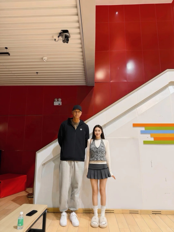 阿联略显消瘦？女网友晒与易建联合照：支持中国男篮十几年的球员