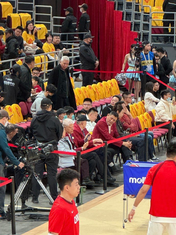 名人堂成员云集！蒋兴权、巩晓彬、王治郅、苗立杰等观战中韩大战