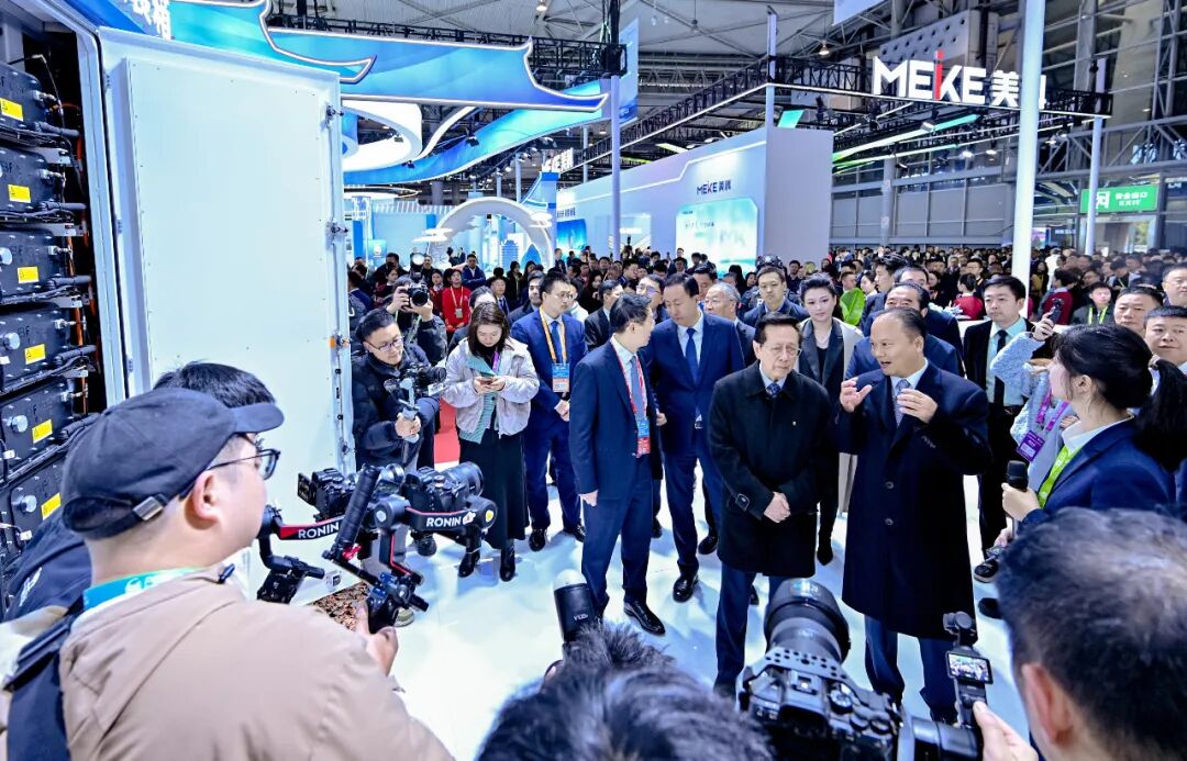 领导巡馆，了解光储产业发展