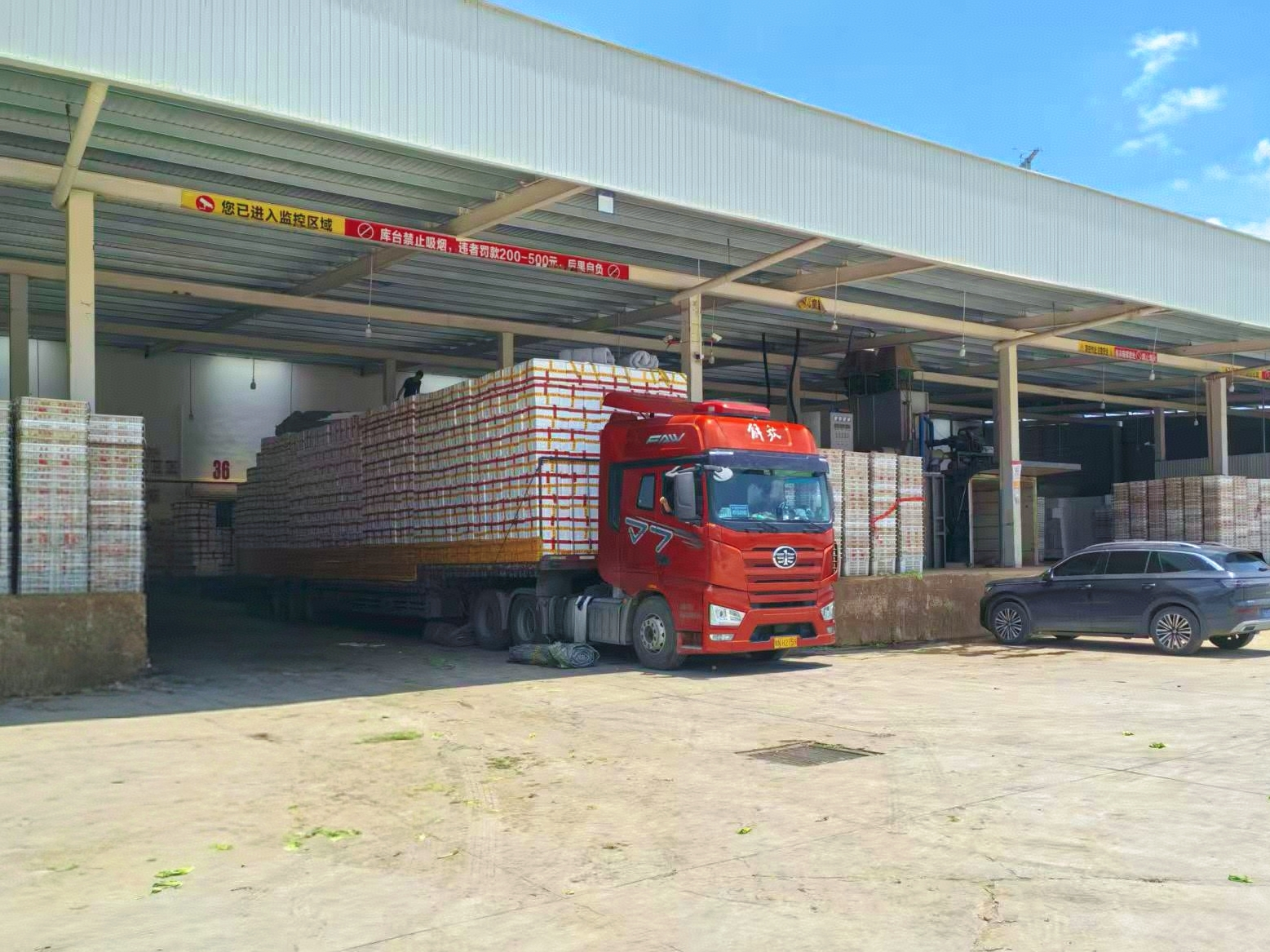 （图：“云菜”装车即将送往省内外）