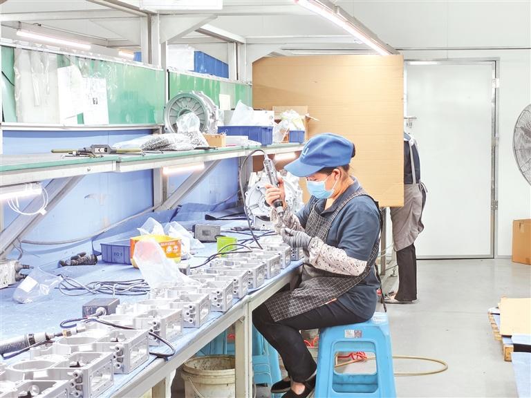 贵州蓝辉新材料有限公司生产车间。 (红花岗区融媒体中心供图)