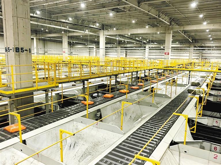 在申通快递华北转运中心，包裹经过“五面扫”DWS采集系统识别后，自动滑入对应地址的格口。 本报记者 张春娥 本报通讯员 万倩 摄