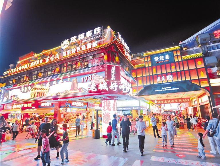 升级打造后的遵义·1935街区夜间充满烟火气。 杜丹青 摄