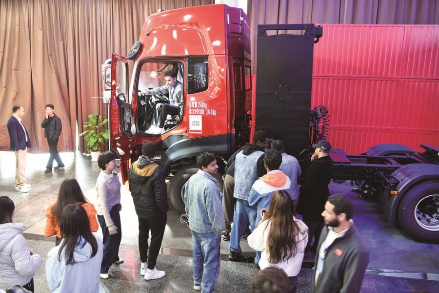 海外留学生走进东风汽车