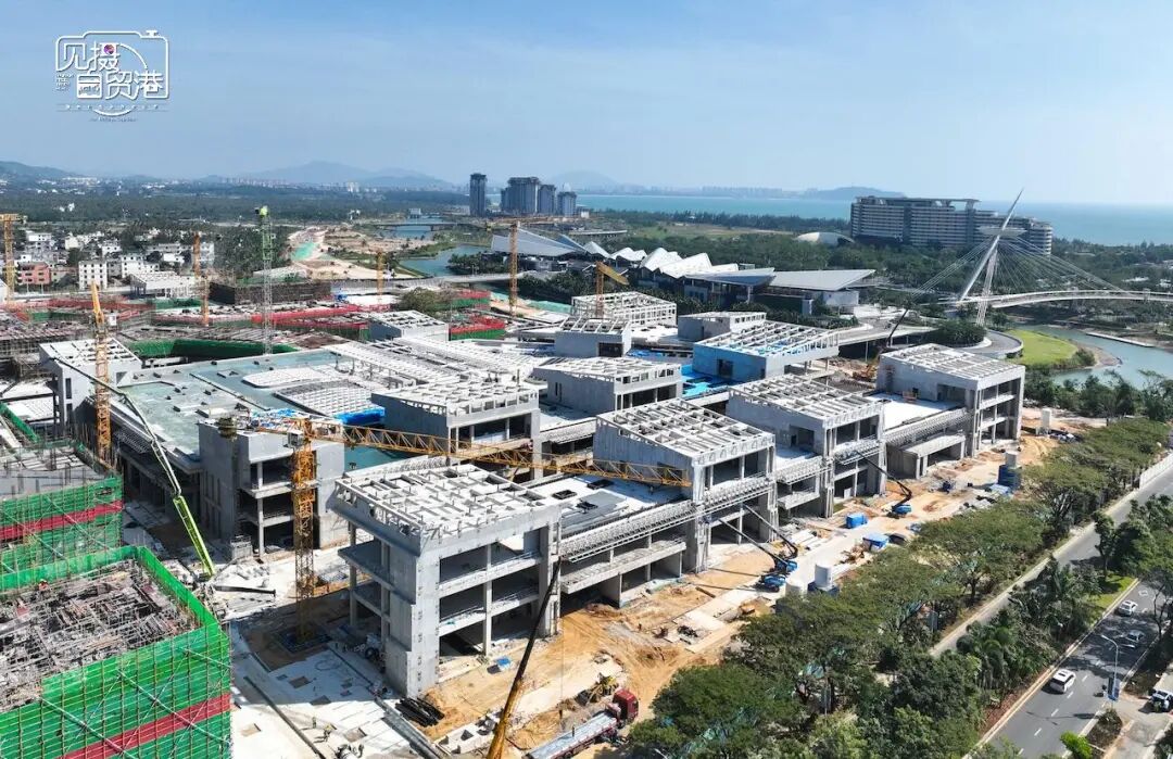 11月26日，俯瞰中建二局三亚国际免税城三期项目，计划在今年年底实现主体结构全面封顶。
