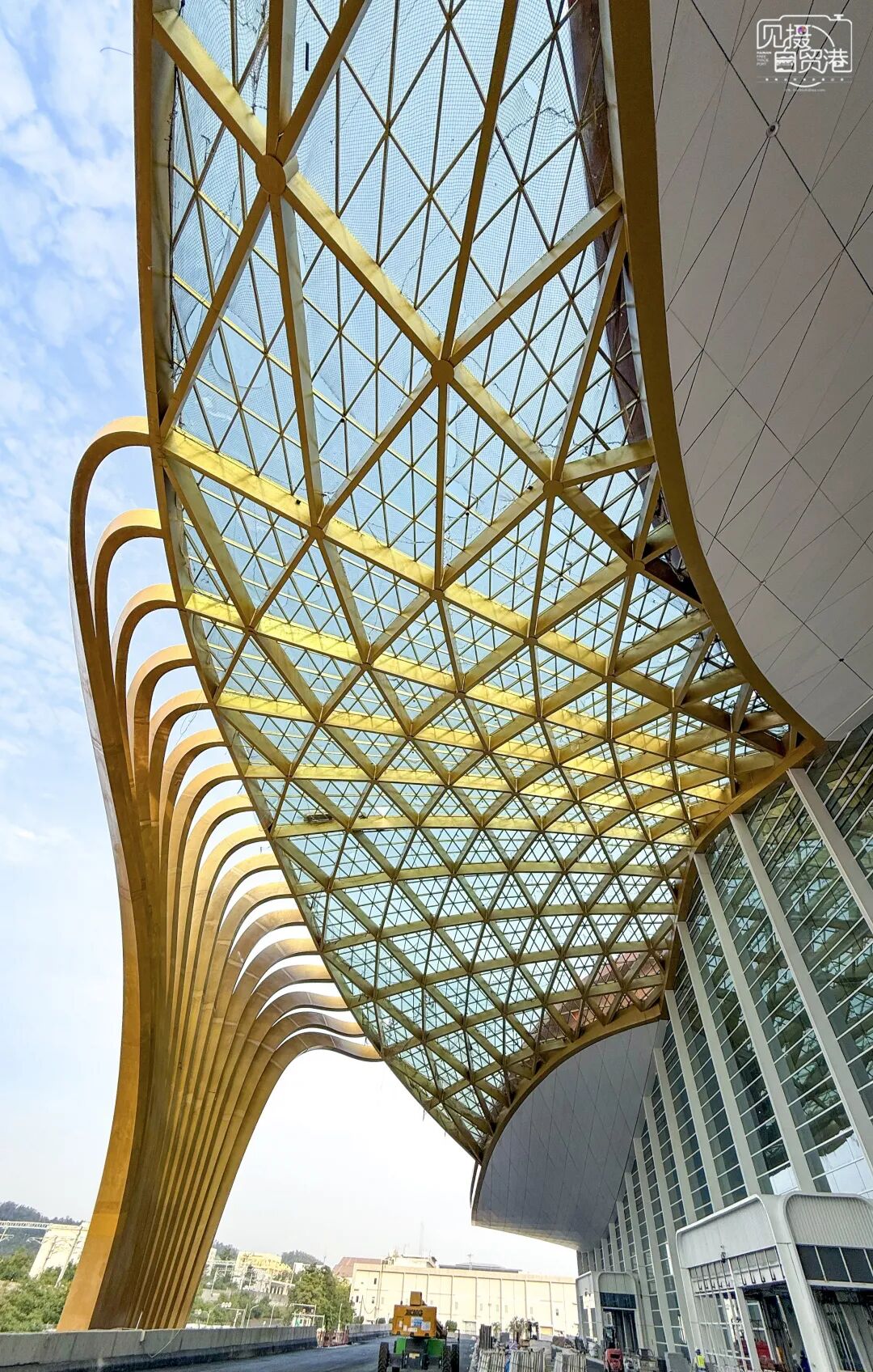 11月25日拍摄的三亚凤凰国际机场三期项目T3航站楼入口处的穹顶。