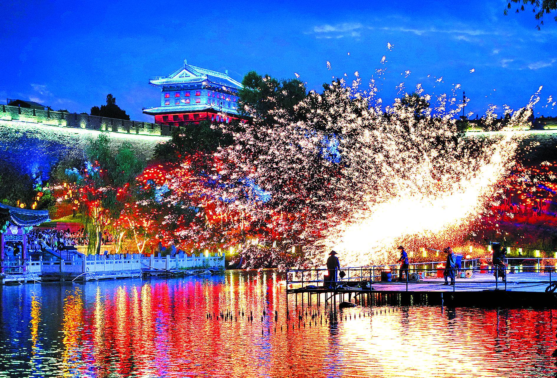 《身向榆关那畔行》国风主题夜游活动让游客体验历史与现代的交融。（资料片）秦皇岛日报记者李铎 见习记者陈立桐摄