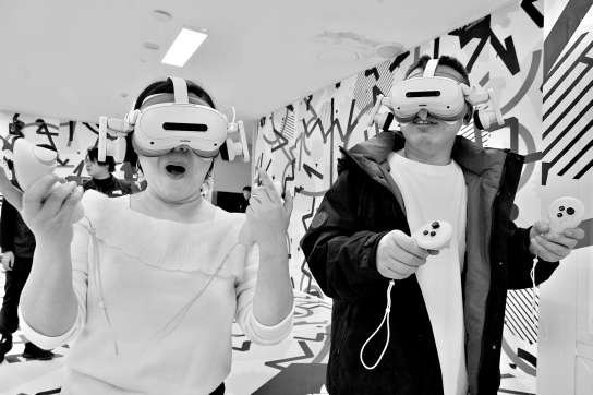 观众戴着头戴式显示设备“观看”VR电影。 本报记者 程功 摄