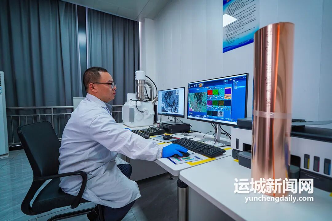 　　检验中心内，科技人员在检测刚生产的铜带。记者 陈方斌 摄