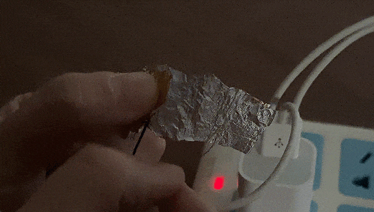 明显有火花产生。图源：宁波消防