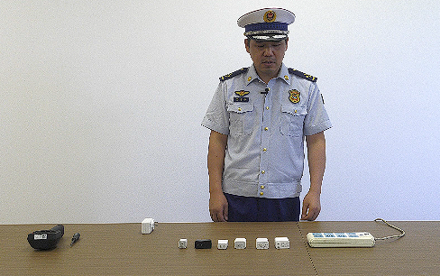 消防员准备了六个不同品牌的手机充电器。图源：宁波消防