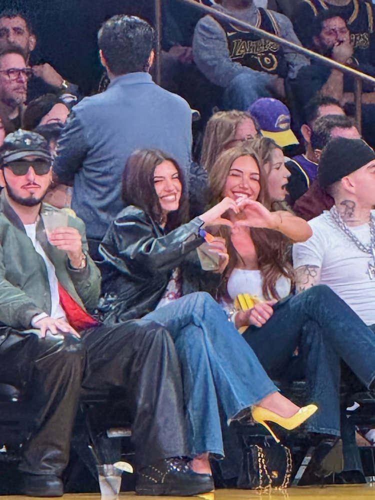 魅力四射！性感名媛Anastasia观战湖人 布朗尼&格里芬是其粉丝