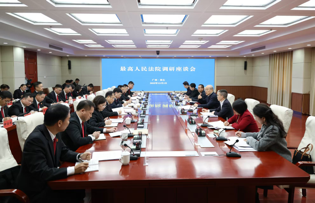 调研组与全国人大代表一同听取广西法院工作情况介绍并座谈。孙若丰 摄