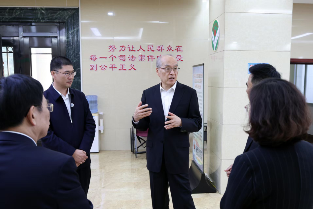 最高人民法院党组书记、院长张军率领调研组在广西壮族自治区崇左市凭祥法院调研。孙若丰 摄