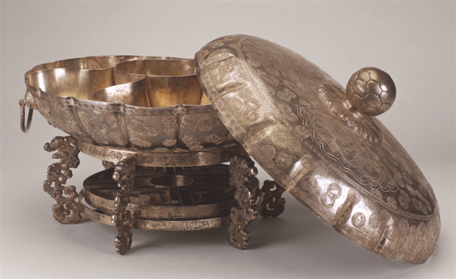 【国宝档案】名称：清 银带盖火锅 馆藏单位：故宫博物院