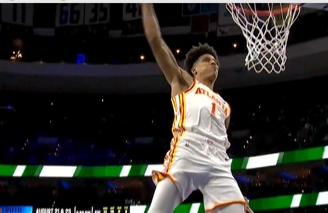 轻盈舒展！亚历山大-沃克抢断反击 背传杰伦·约翰逊单臂战斧劈扣