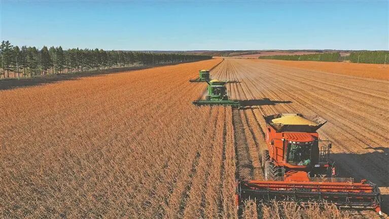 尖山农场大豆收获作业 。 庞遵明 摄