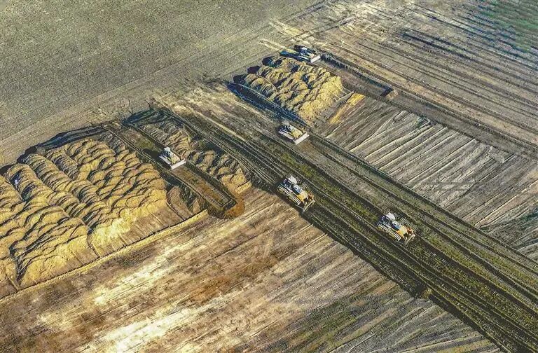 北大荒农业股份友谊分公司进行耕地提质改造，通过平整耕地，提升耕地质量。 徐宏宇 摄