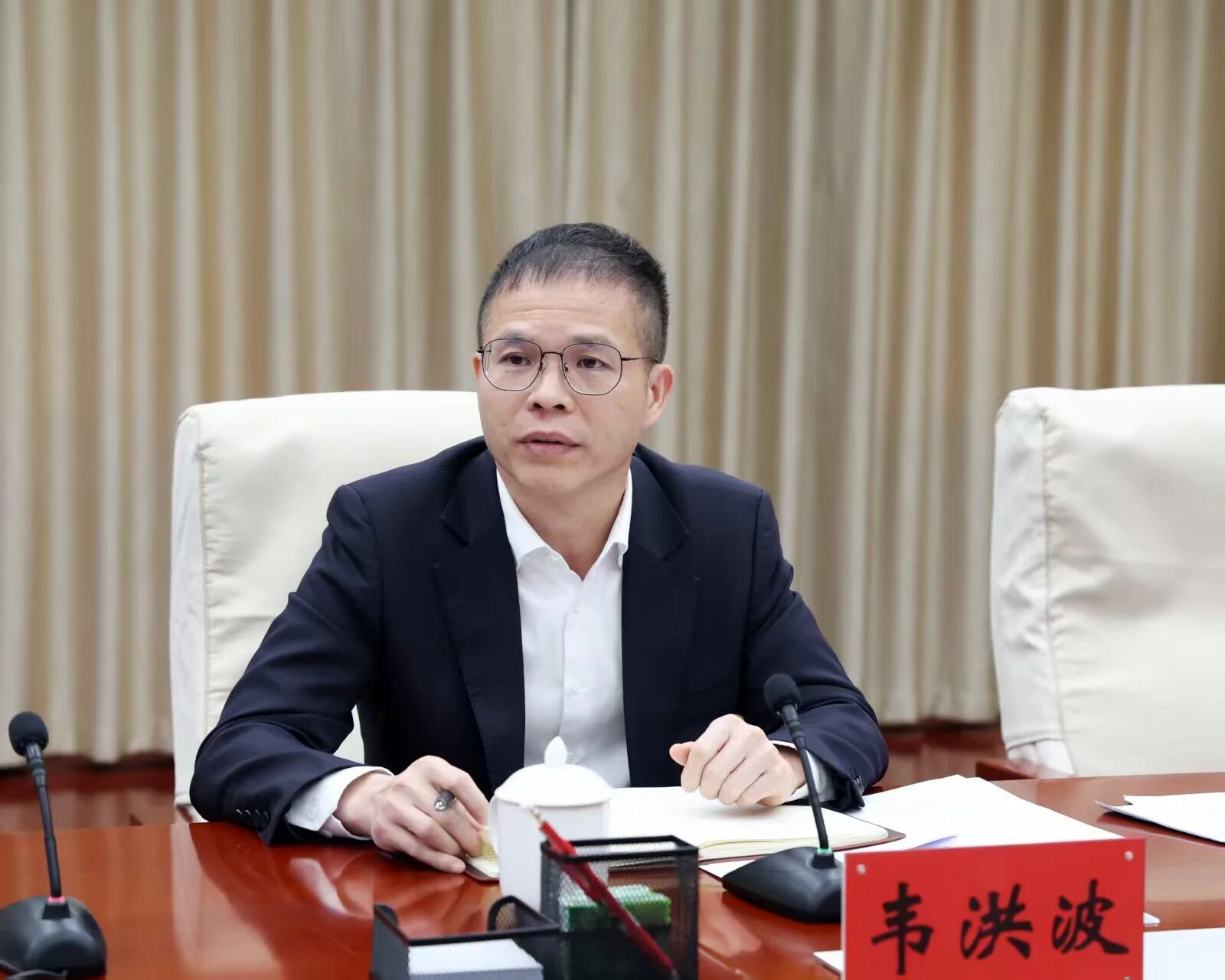 全国人大代表韦洪波、方能烈、秦庆芳、黄超、黄花春充分肯定法院工作,并提出意见建议。孙若丰 摄