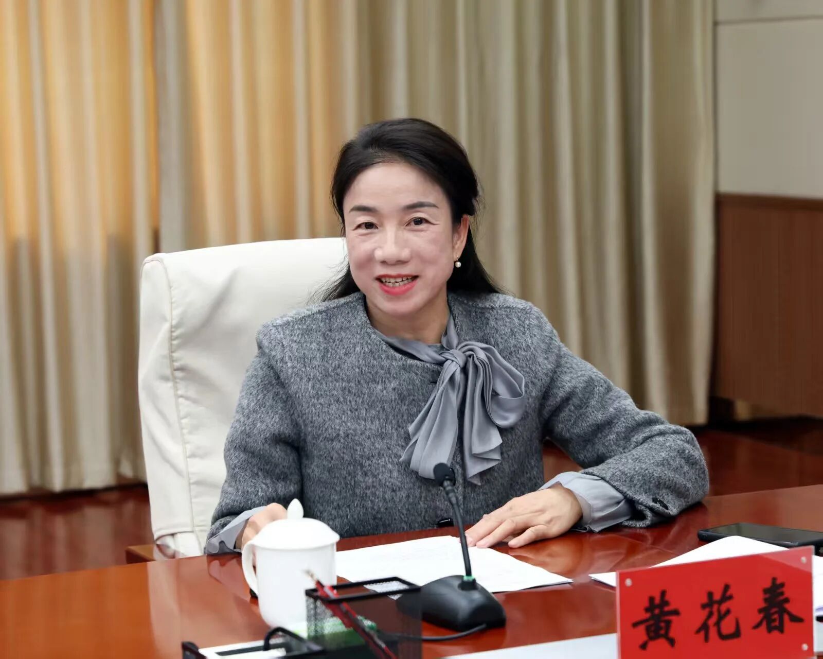 全国人大代表韦洪波、方能烈、秦庆芳、黄超、黄花春充分肯定法院工作,并提出意见建议。孙若丰 摄