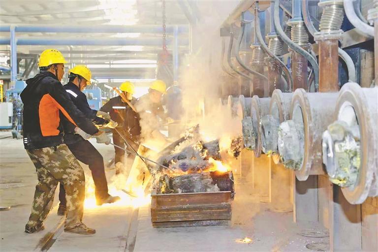 镁业生产车间。高雪峰摄