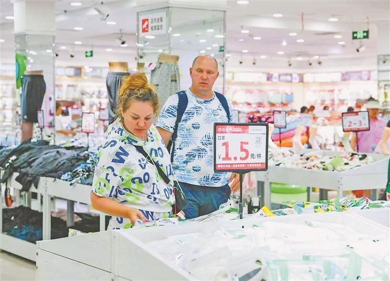 俄罗斯游客在密山购物。高雪峰摄