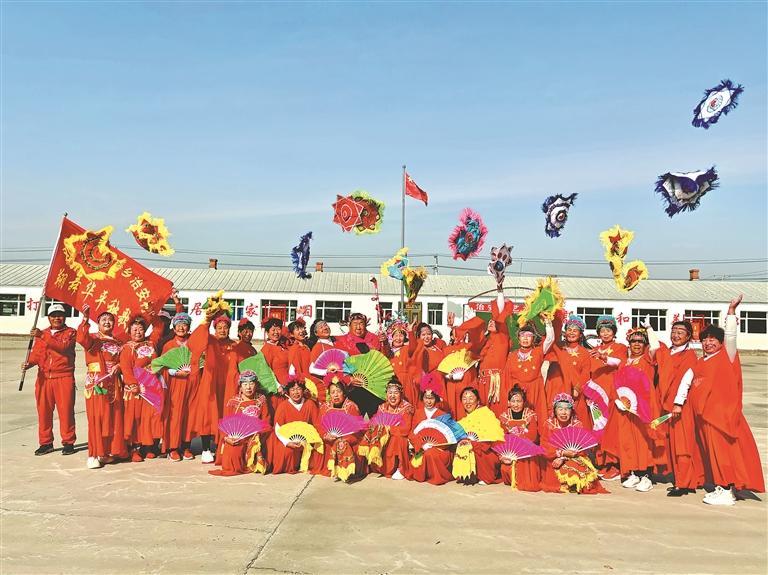 同心乡村民扭秧歌。