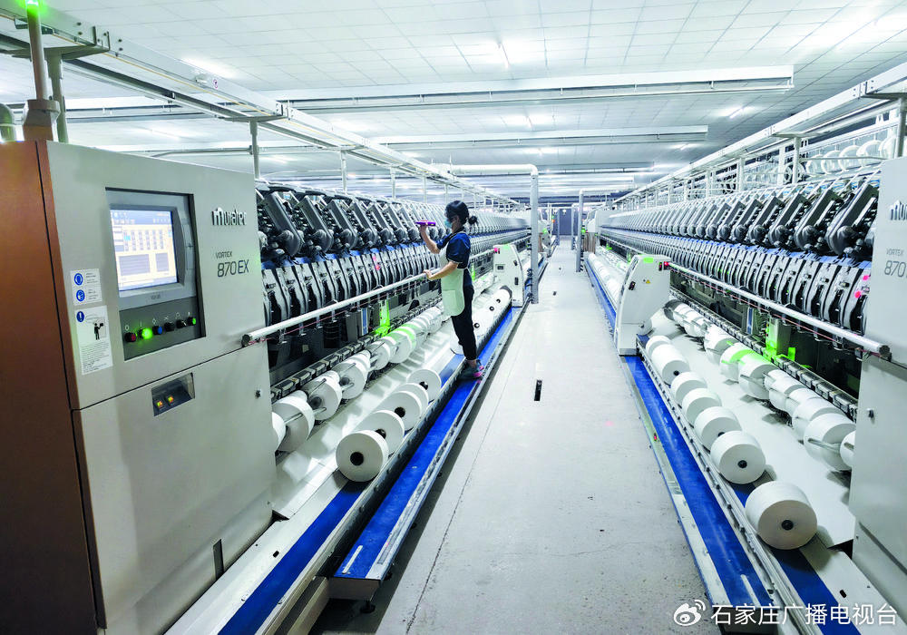 图为石家庄市高邑县得利达纺织有限公司智能工厂生产现场。记者 张 震 摄