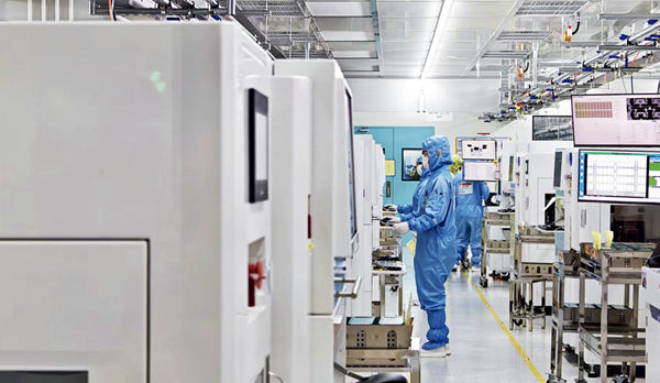 2025年9月18日，在江苏扬州扬杰电子科技股份有限公司，工作人员在智能生产车间作业