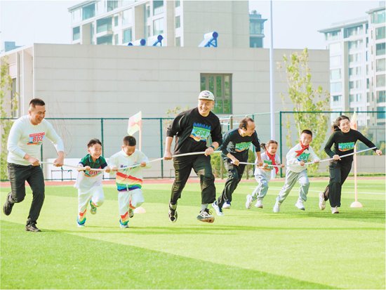 济南高新区御山台学校在操场举行亲子运动会，家长与孩子携手奔跑，活力满满。（资料片）