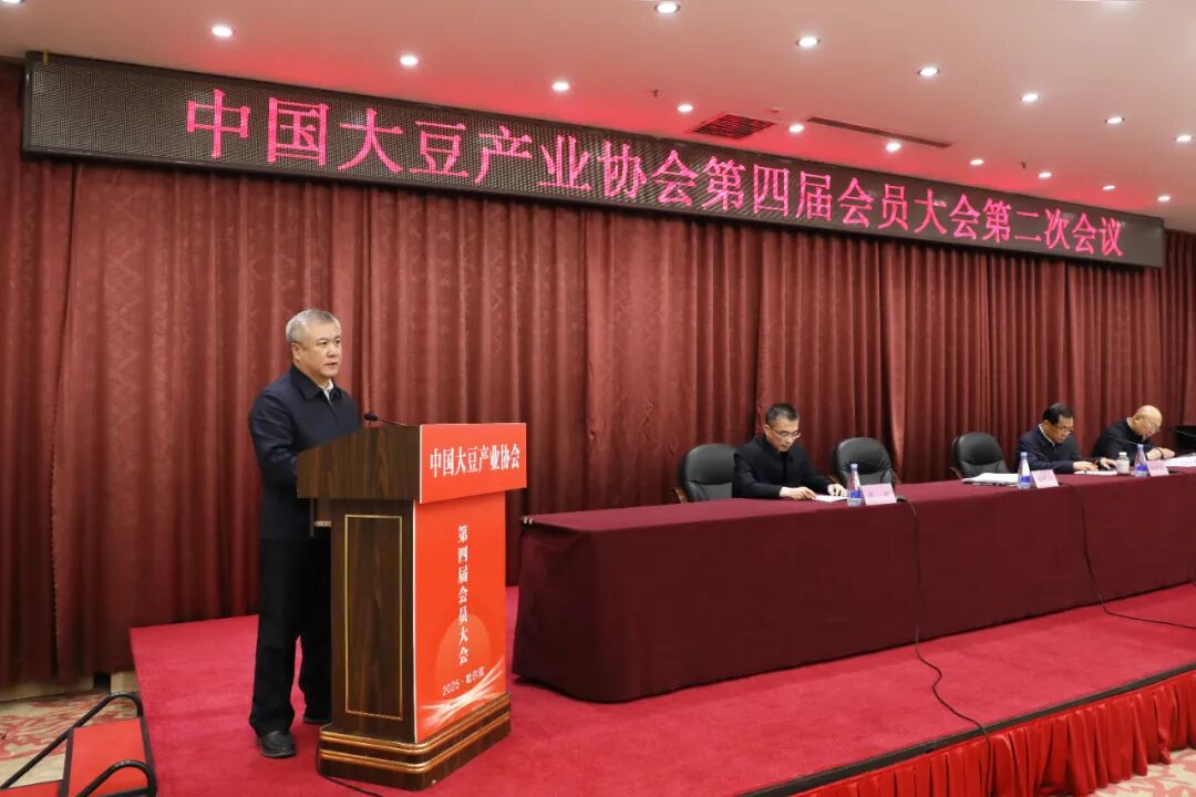 王兆成代表新一届理事会作表态发言。 